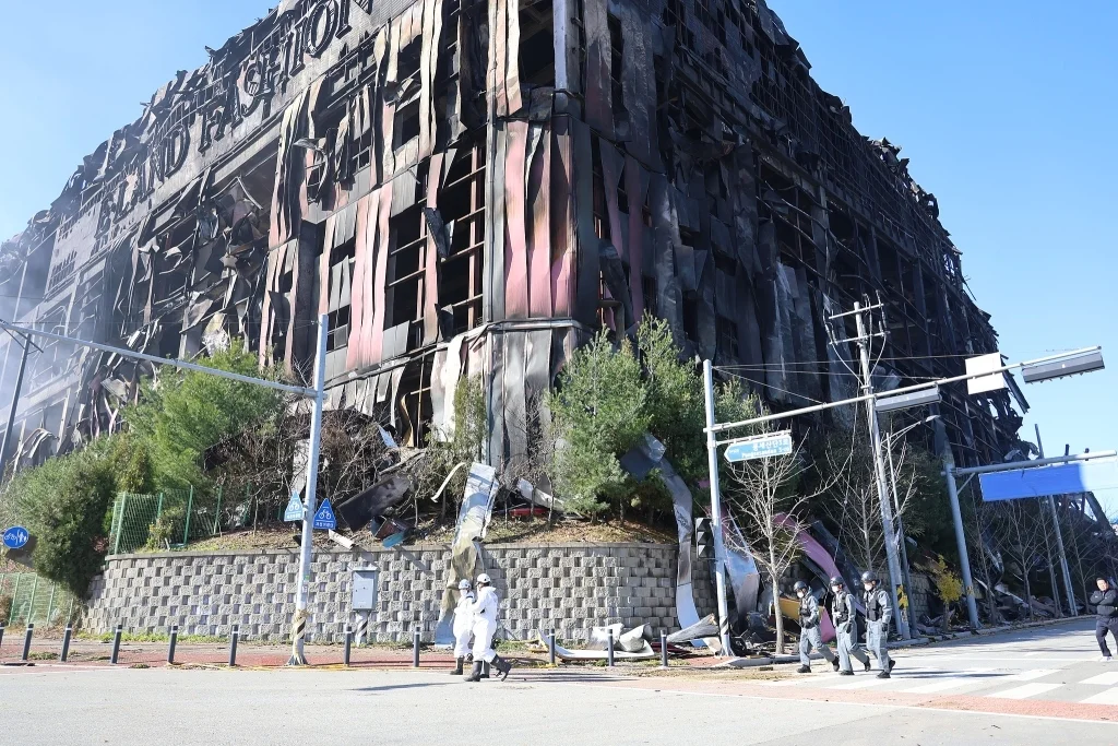 亚洲规模最大时尚物流中心起火 烧了整整60小时