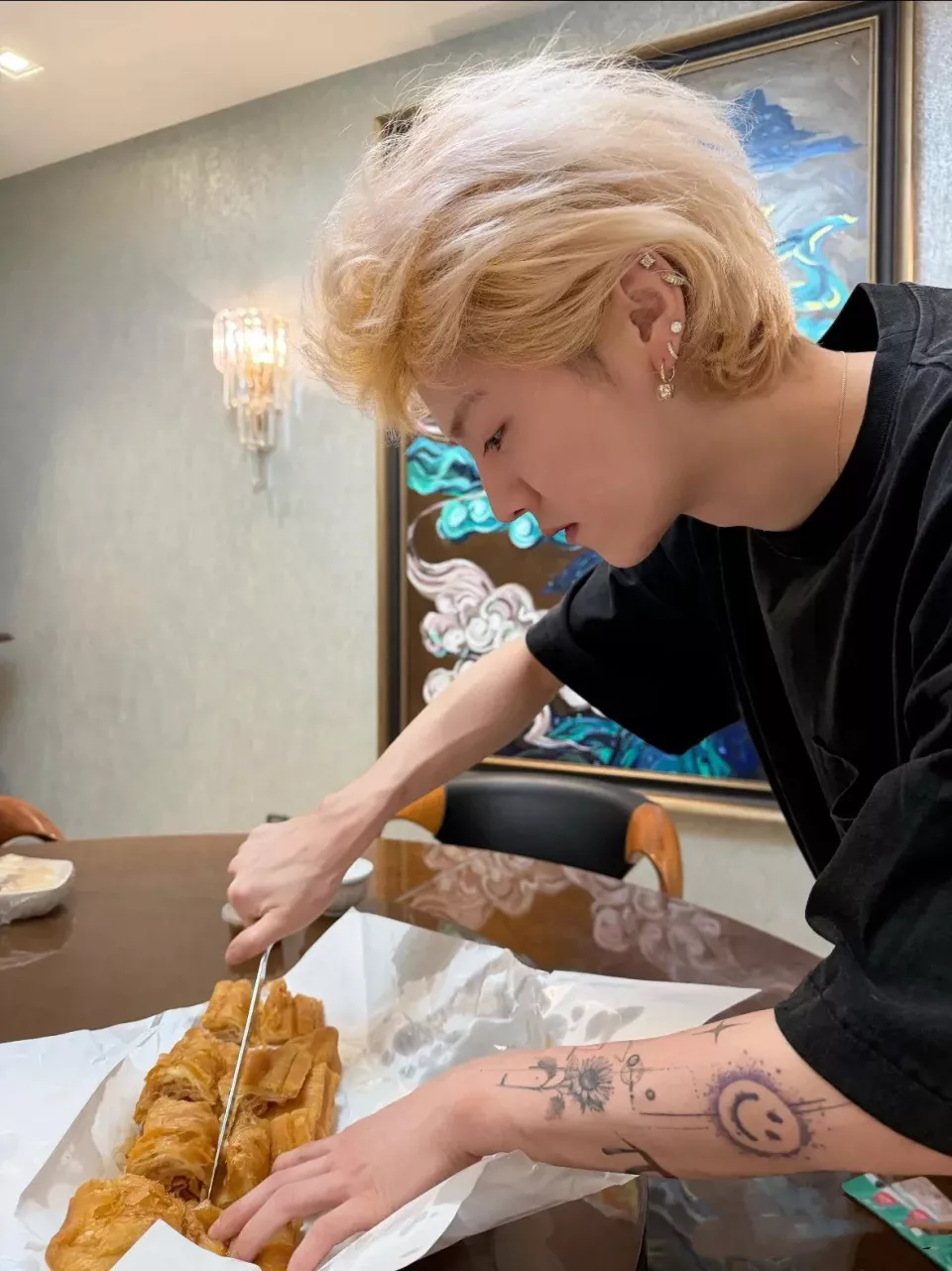 鹿晗晒8000万豪宅,穿短裤露膝盖双腿修长