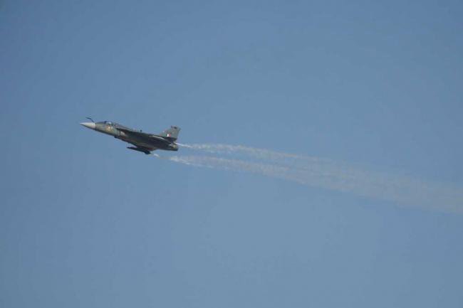 惊悚画面曝光  印度战机失控坠地爆炸瞬间成火海