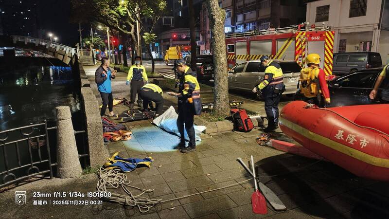 基隆市田寮河信一路河段昨天深夜发现1具浮尸，基隆市消防局出动7名队员，利用救生艇将浮尸打捞上岸。（记者林嘉东翻摄）