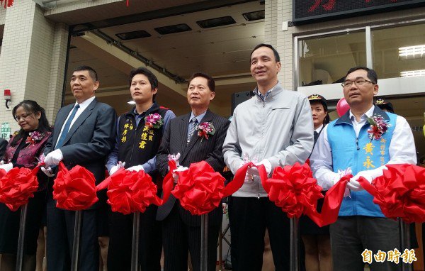 新北市长朱立伦时常出席剪彩场合，被网友酸是「剪彩王」，他稍早分享《剪彩王的诞生》影片，要以诙谐风格介绍淡海轻轨的进度。（资料照，记者陈薏云摄）