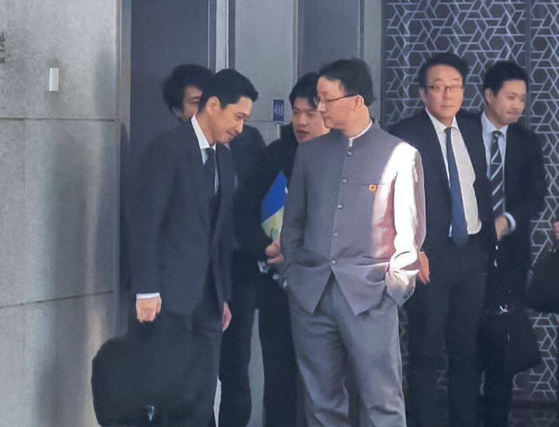 中国官媒《央视》释出中国外交部亚洲司长刘劲松「双手插口袋」，金井正彰低头的画面，被认为是刻意羞辱日方。（图撷自微博）