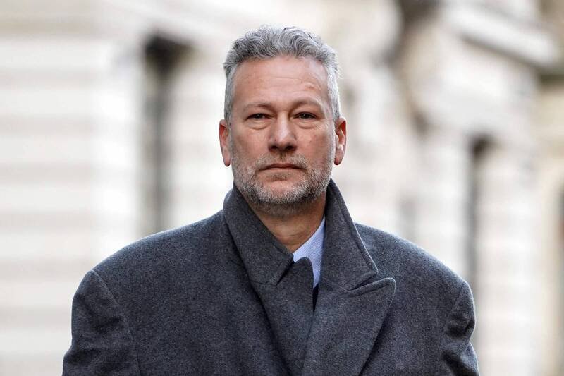 前英国独立党、欧洲议会议员与前英国改革党威尔斯党部领导人吉尔21日前往法庭听判。吉尔因收受贿赂发表亲俄罗斯言论遭判刑10年半。（法新社）