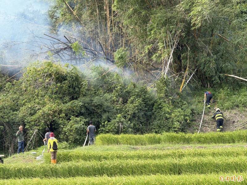附近农民、义消也加入灭火。（记者刘人玮摄）