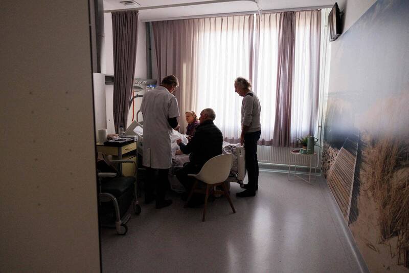 欧洲目前已有多国允许末期病患以安乐死，或协助死亡的方式结束生命。示意图。（法新社）