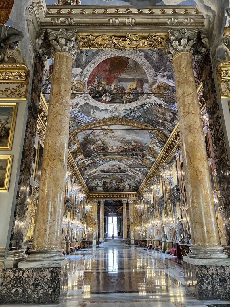 罗马科隆纳宫艺廊内的大厅，是经典电影罗马假期最后一幕拍摄地点，如今仍吸引众多全球影迷来朝圣。（中央社）