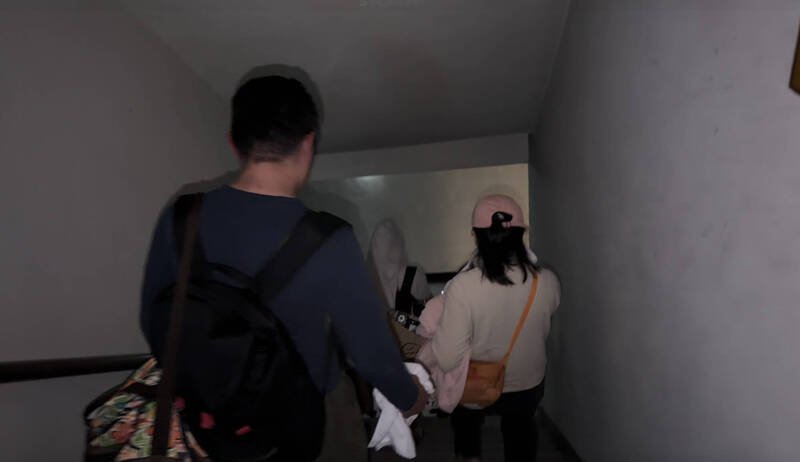 房客仓皇逃出。（民众提供）