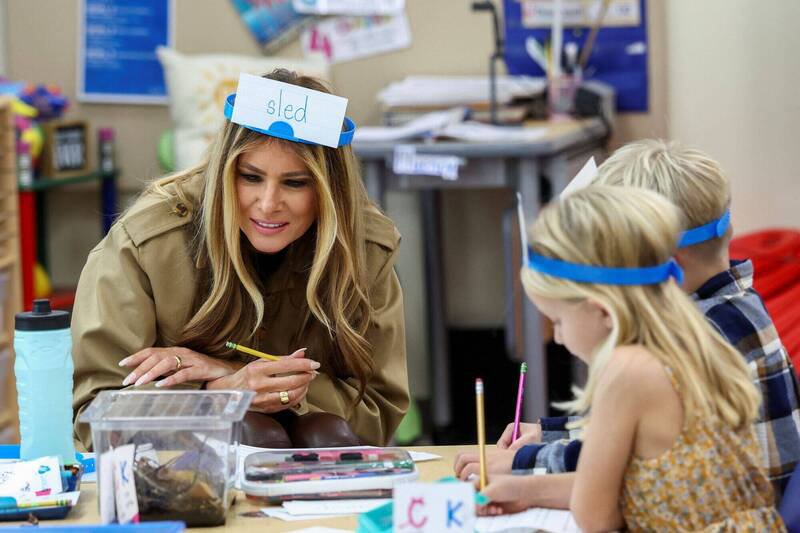 美国第一夫人梅兰妮亚19日参访北卡军营时，双手都戴有戒指。（路透）