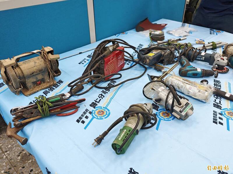 归仁警分局执行「3合1专案」，破获地下兵工厂，起出枪械改造器具。（记者吴俊锋摄）