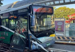 惊险！台中巨业353公车擦撞施工护栏 车门毁损歪斜