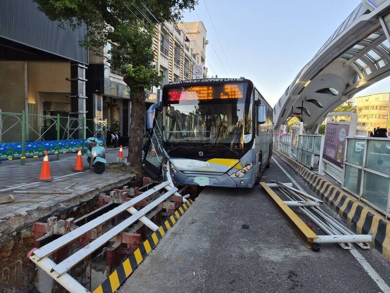 巨业客运公车撞上施工护栏。（民众提供）