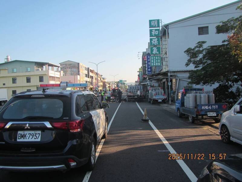 机车自撞停放机慢车道上的大货车。（民众提供）