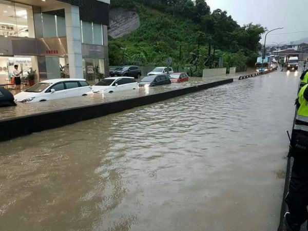 新北市汐止区已出现都多起淹水灾情，道路成河。（民众提供）