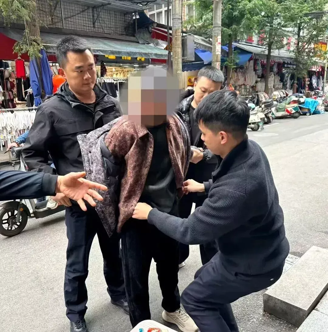 “男子持刀入室盗窃”视频引发关注，四川警方回应