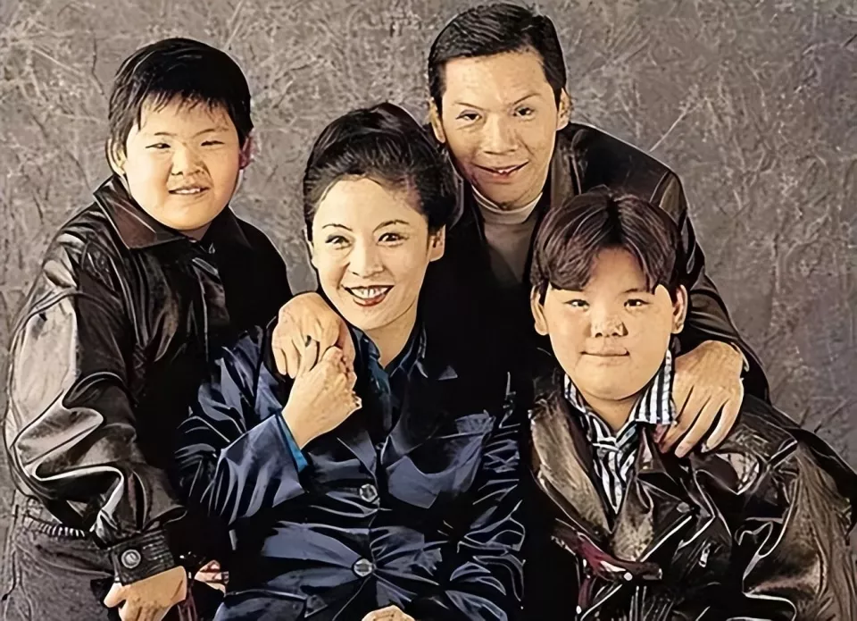 向太夫妇杭州看房,打扮珠光宝气像暴发户