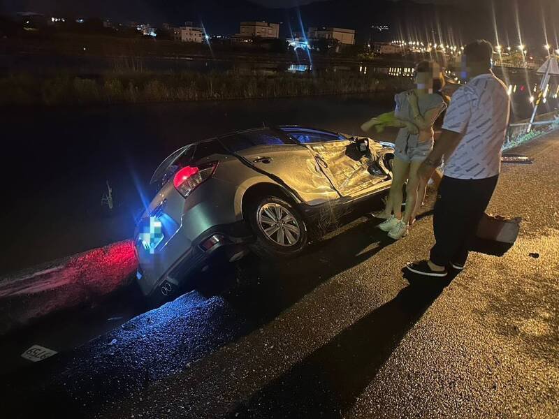 丰田轿车右侧车身严重受损。（图由读者提供）