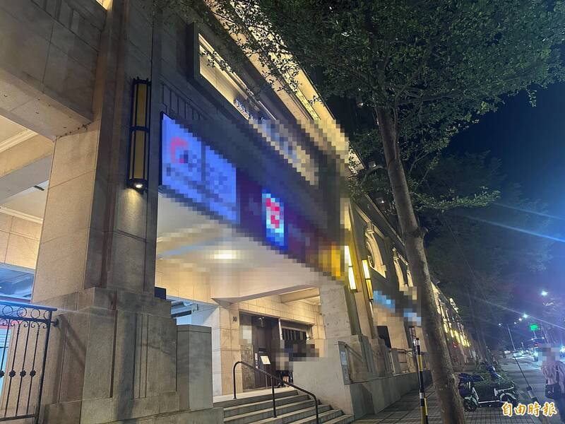 警方前往社区内采证。（记者吴升儒摄）