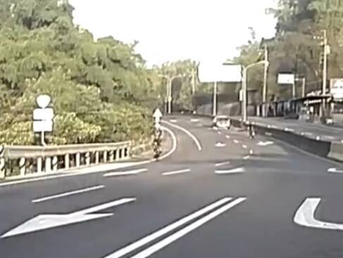 黄姓骑士摔倒于内侧车道，再遭后方自小客车撞击，疑似有辗过。（民众提供）