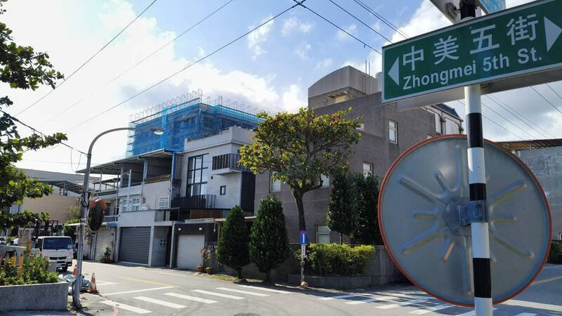 民众投诉移民署花莲专勤队公务车上周出勤查缉非法移工时，在花莲市中美五街与其他车辆发生擦撞事故。（记者王锦义摄）