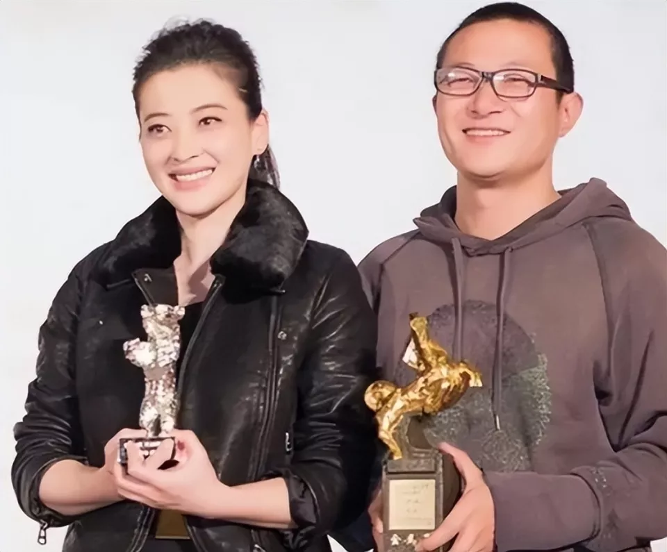 梅婷在自家别墅宴请颖儿,菜园面积高达数百平