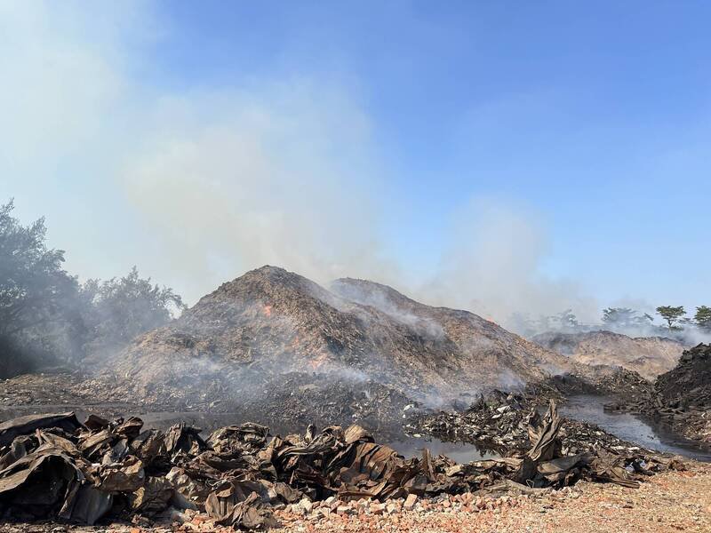 南市环保局表示，乌树林废弃物暂置场，目前火势已控制，不会再延烧。（南市环保局提供）