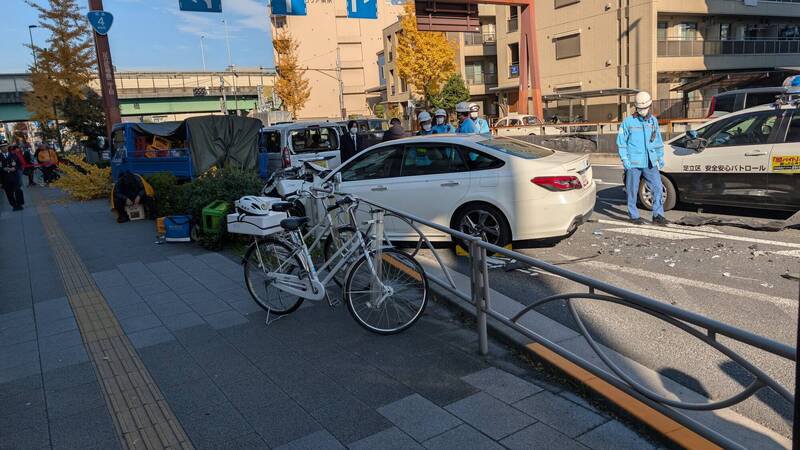 日本东京都足立区，传出有车辆冲撞行人造成10多人受伤。（图撷自「@ultraorangeshop」X帐号）