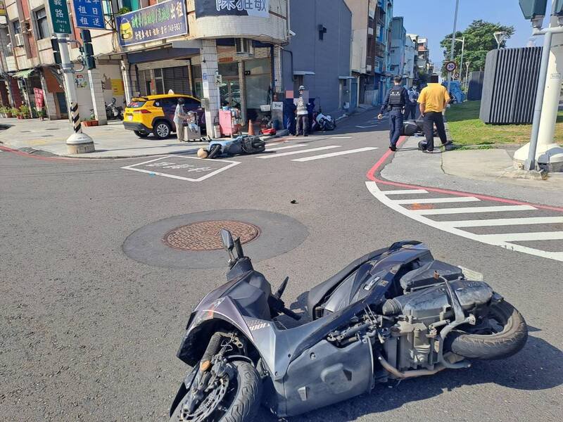 机车和骑士遭老翁冲撞，车辆在路口倒成一片。（民众提供）