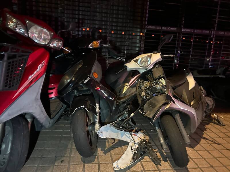 桃园中坜古姓骑士深夜自撞，狂扫路旁骑楼5机车、垃圾子车也遭殃。（警方提供）