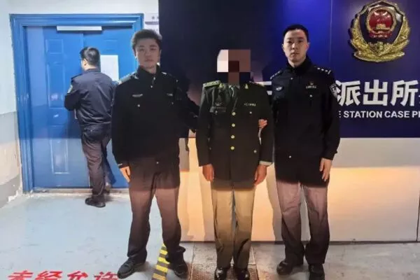 “解放军上将”骗女友 因“制服太假”被抓