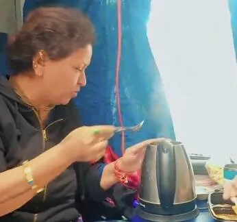 印度大妈竟在火车上干这事 视频疯传 震惊全网