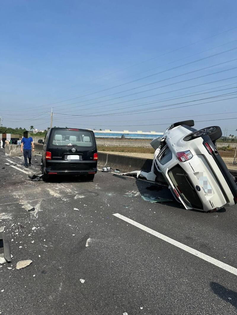国1高科路段车祸有3人受伤，目前南北双向持续封闭拖吊。（国道警方提供）