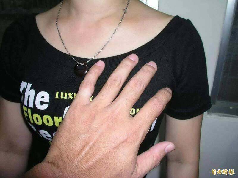 吴姓男子利用女性友人服助眠药后意识不清，偷吻女方的胸乳，被验出有口水DNA反应，台南地院依乘机猥亵罪判吴男一年六月徒刑。（袭胸示意图，资料照）