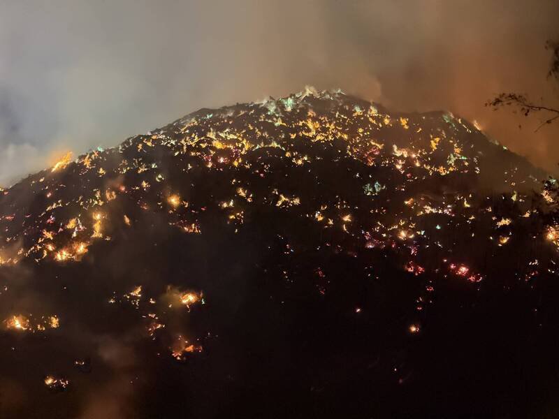 后壁乌树林暂置场昨夜闷烧情况。（南市议员王宣贸提供）