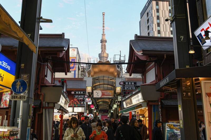 日本东京晴空塔的商业街。（彭博资料照）