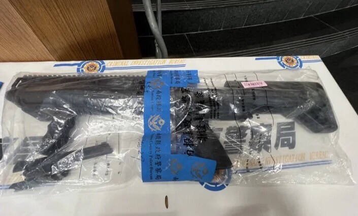 南投县「狗头帮」吴姓角头去年被查获KSG霰弹枪。（警方提供）