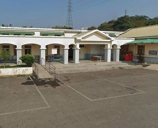 南投县「疯宽」吴姓角头心脏中弹身亡，陈尸名间乡殡仪馆后方轿车内。（取自Google街景地图）