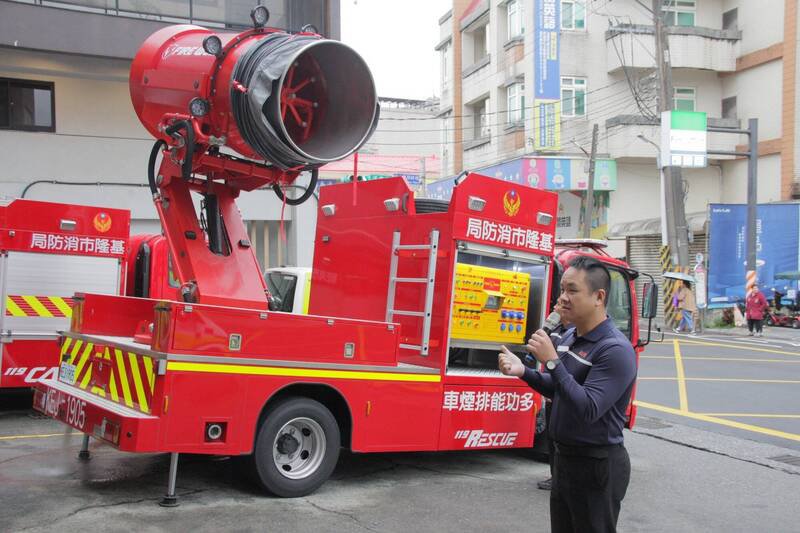 此次添购的多功能排烟车可调整多个角度，保护火场内消防队员的安全。（记者吴升儒翻摄）