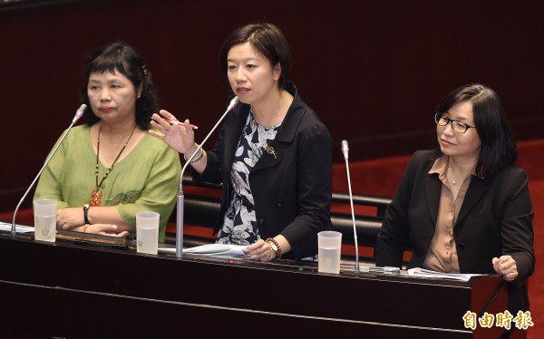 林静仪（中）指出，课本内容一再强调「确认消费者的权利与义务」，把病人视为消费者，让民众认为「就医是消费行为」，可以杀价、退货、比价。（记者廖振辉摄）