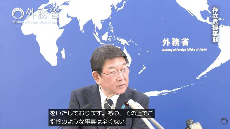 近期有中国驻日记者声称「首相官邸因高市言论出现反战示威潮」，但被外务大臣茂木敏充指出该地点是民众定期抗议举办地点，当场打脸该名记者说词。（图撷取自「外务省 / MOFA」YouTube）