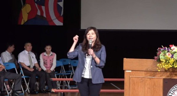 张曼莉向学生说：「不要忘了你们永远的好朋友『中国国民党』。」（图撷取自影片）