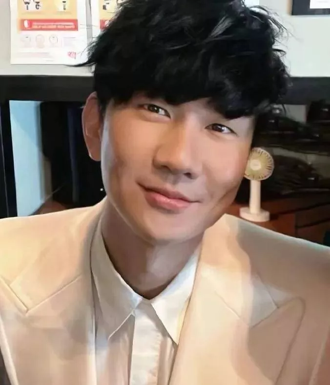 林俊杰与女友同框照疑曝光，两人穿情侣装被偶遇