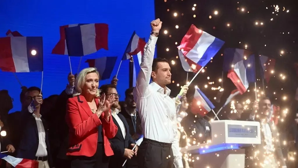 ▎法国极右翼政党国民联盟主席巴尔代拉（右）与前任主席勒庞（左）在国民联盟的集会上。由于勒庞被裁定挪用欧盟资金罪名成立，她将被禁止参加未来五年的选举。图源：AFP