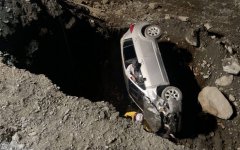 摸黑开错路车冲断崖 台东夫妻受伤困河床