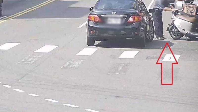 陈男下车扶正机车后快闪。（民众提供）