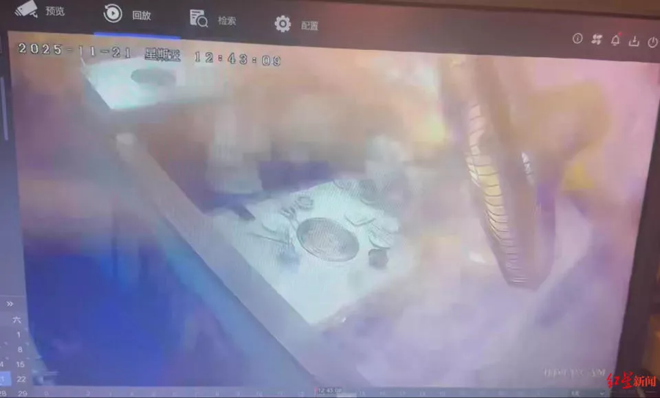 火锅店内店员倒液体瞬间起火，男子双手二度烫伤
