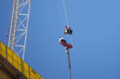 怎么上去的?以色列男孩坐36层楼高起重机吊钩 惊险救援影片曝