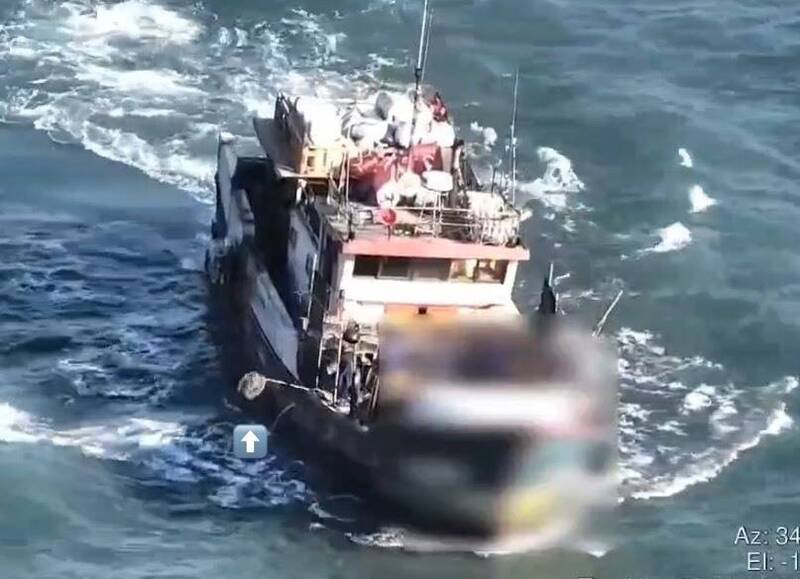 海巡署第十一巡防指挥部运用科技设备查获台湾籍渔船违规使用章鱼笼。（海巡署提供）