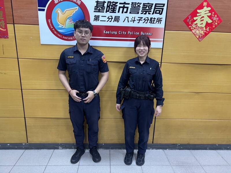 郑姓妇人昨天遍寻不到20多岁的女儿，基隆市警二分局八斗子分驻所警员温效贤（左）、黄映儒获报2小时后，找到郑妇的女儿。（记者林嘉东翻摄）
