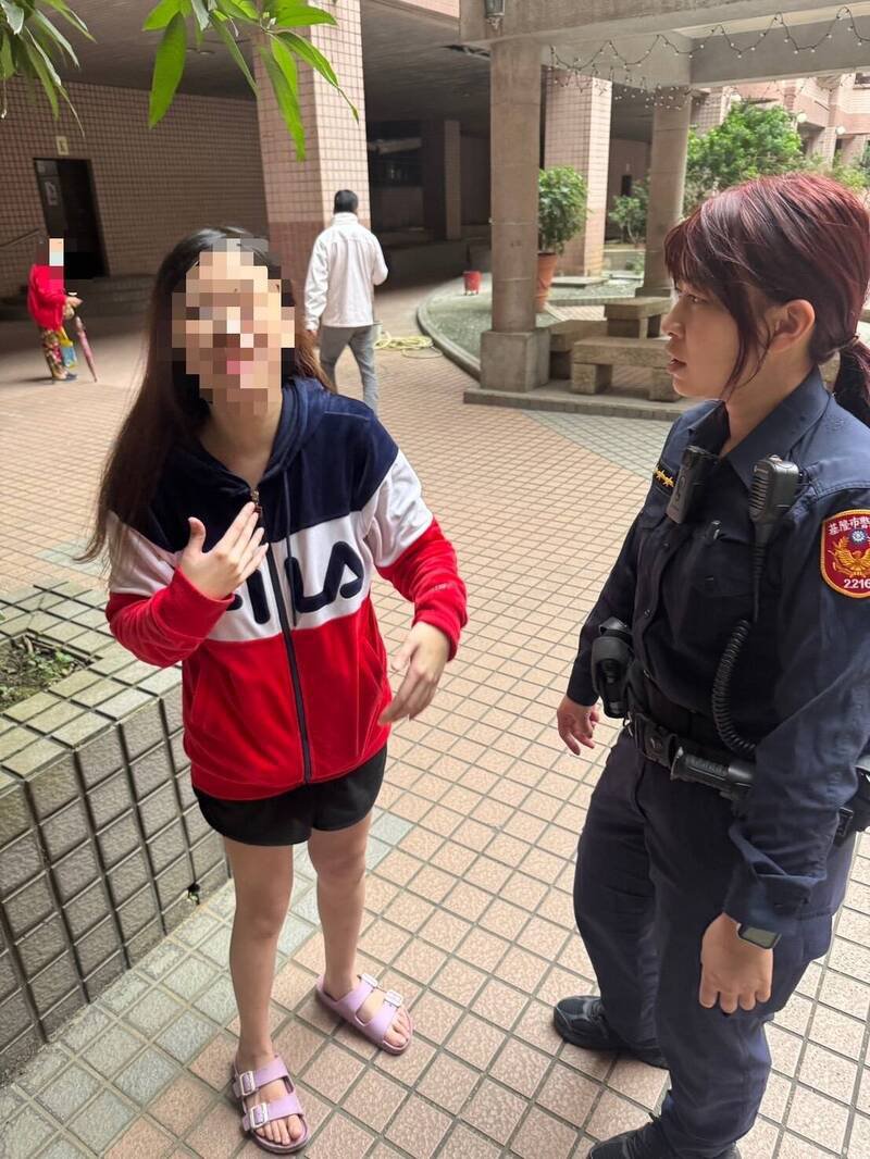 郑姓妇人昨天遍寻不到20多岁的女儿，基隆市警二分局八斗子分驻所获报2小时后，找到郑妇的女儿，虚惊一场。（记者林嘉东翻摄）