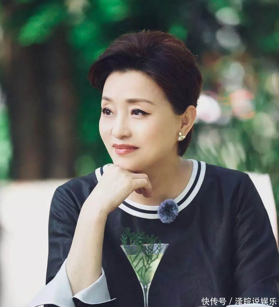 57岁杨澜新加坡近照流出！身材发福打扮贵气